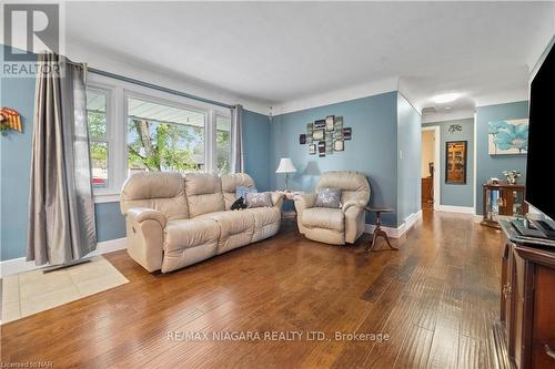 5 Draper Drive, St. Catharines, ON - Indoor Photo Showing Living Room