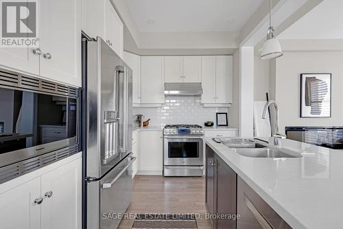 419 Wheat Boom Drive, Oakville, ON - Indoor Photo Showing Kitchen With Double Sink With Upgraded Kitchen