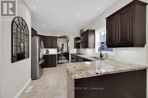 38 Butternut Grove Lane, Hamilton, ON - Indoor Photo Showing Kitchen With Double Sink With Upgraded Kitchen