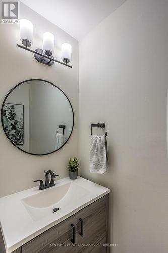 457 Wilkins Street, London, ON - Indoor Photo Showing Bathroom