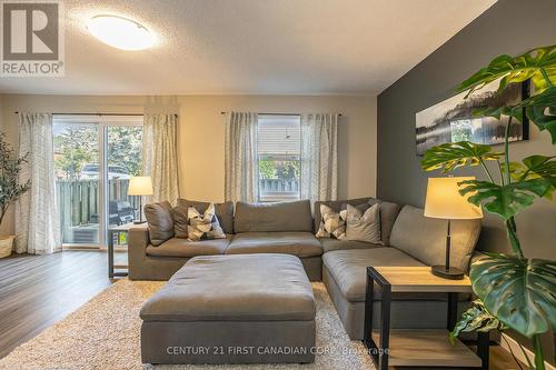 457 Wilkins Street, London, ON - Indoor Photo Showing Living Room