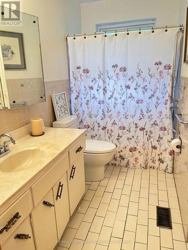 631 Ross Street, London, ON - Indoor Photo Showing Bathroom