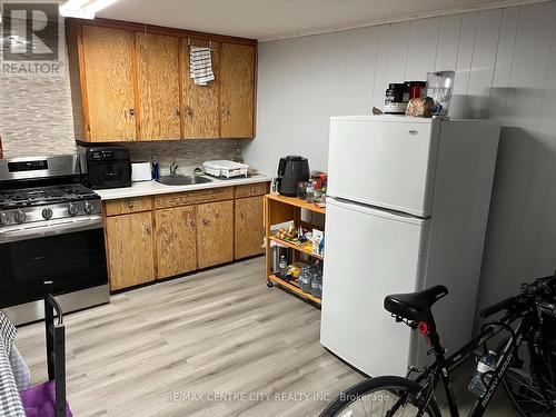 631 Ross Street, London, ON - Indoor Photo Showing Kitchen