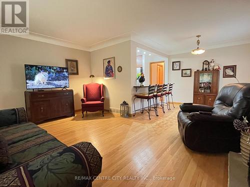 631 Ross Street, London, ON - Indoor Photo Showing Living Room