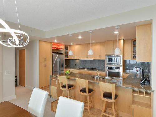 502-748 Sayward Hill Terr, Saanich, BC - Indoor Photo Showing Kitchen With Double Sink