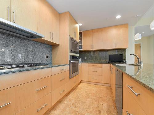 502-748 Sayward Hill Terr, Saanich, BC - Indoor Photo Showing Kitchen