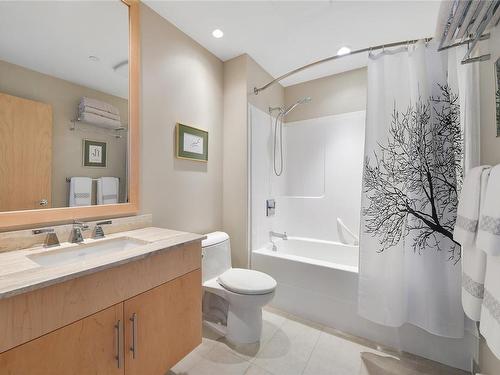 502-748 Sayward Hill Terr, Saanich, BC - Indoor Photo Showing Bathroom