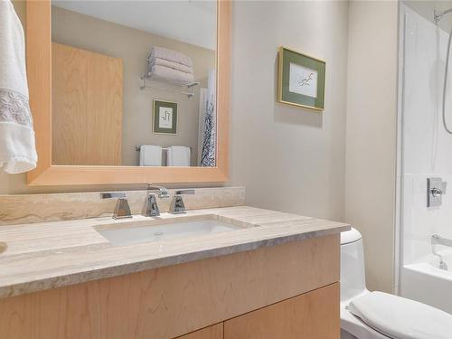 502-748 Sayward Hill Terr, Saanich, BC - Indoor Photo Showing Bathroom