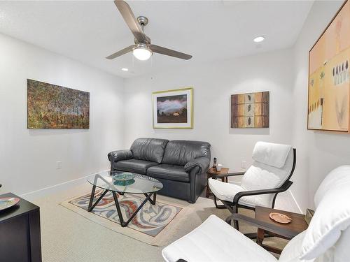 502-748 Sayward Hill Terr, Saanich, BC - Indoor Photo Showing Living Room