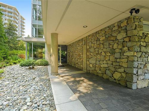 502-748 Sayward Hill Terr, Saanich, BC - Outdoor