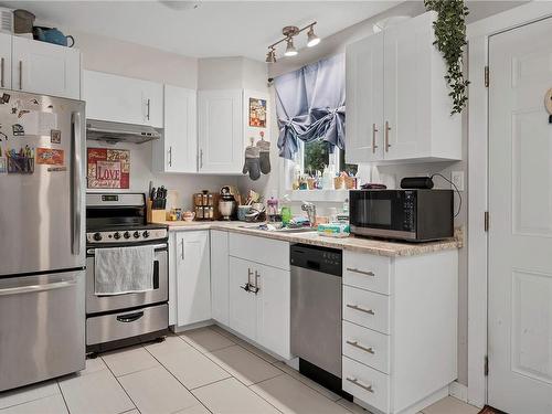 360 4Th Ave, Campbell River, BC - Indoor Photo Showing Kitchen With Double Sink