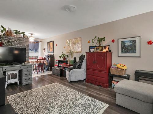 360 4Th Ave, Campbell River, BC - Indoor Photo Showing Living Room