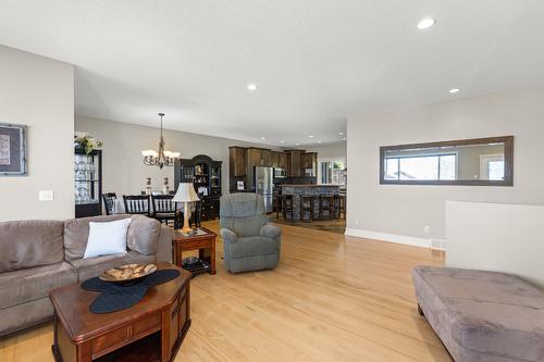 808 Kuipers Crescent, Kelowna, BC - Indoor Photo Showing Living Room