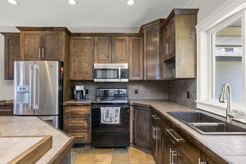 808 Kuipers Crescent, Kelowna, BC - Indoor Photo Showing Kitchen With Double Sink