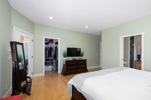 808 Kuipers Crescent, Kelowna, BC - Indoor Photo Showing Bedroom