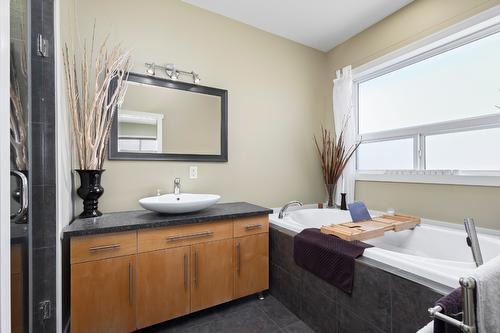 808 Kuipers Crescent, Kelowna, BC - Indoor Photo Showing Bathroom