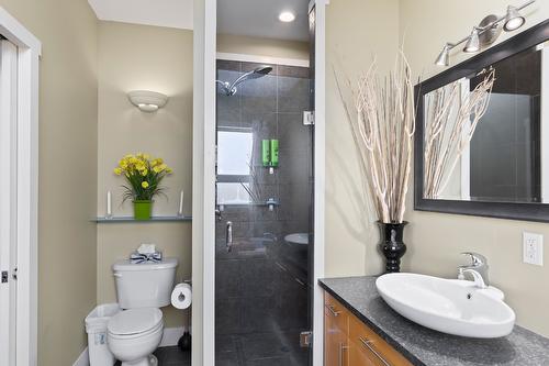 808 Kuipers Crescent, Kelowna, BC - Indoor Photo Showing Bathroom