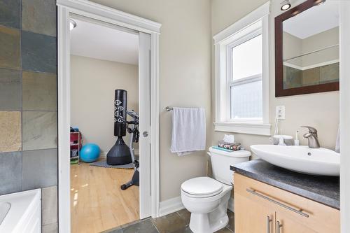 808 Kuipers Crescent, Kelowna, BC - Indoor Photo Showing Bathroom