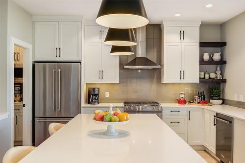 450 Windhover Court, Kelowna, BC - Indoor Photo Showing Kitchen