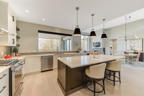 450 Windhover Court, Kelowna, BC - Indoor Photo Showing Kitchen With Upgraded Kitchen