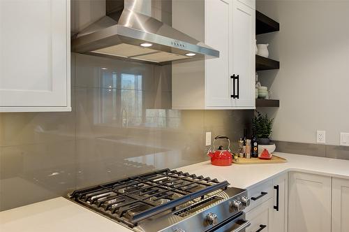 450 Windhover Court, Kelowna, BC - Indoor Photo Showing Kitchen