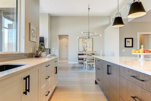 450 Windhover Court, Kelowna, BC - Indoor Photo Showing Kitchen