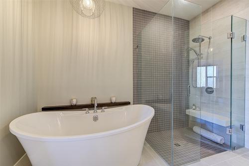 450 Windhover Court, Kelowna, BC - Indoor Photo Showing Bathroom