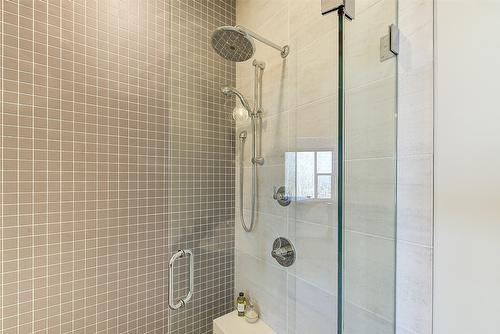 450 Windhover Court, Kelowna, BC - Indoor Photo Showing Bathroom