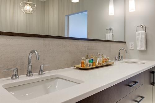 450 Windhover Court, Kelowna, BC - Indoor Photo Showing Bathroom