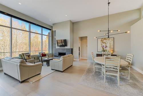 450 Windhover Court, Kelowna, BC - Indoor Photo Showing Kitchen With Upgraded Kitchen