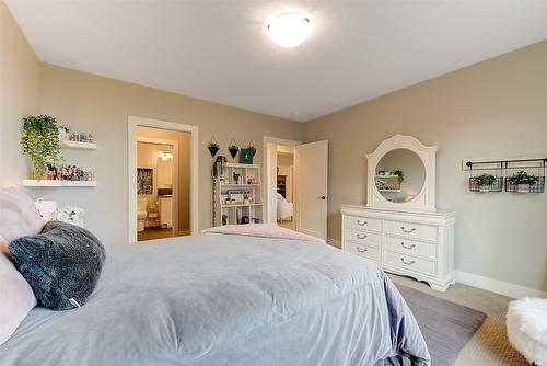 450 Windhover Court, Kelowna, BC - Indoor Photo Showing Bedroom