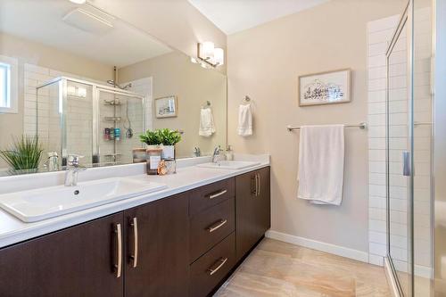 83-680 Old Meadows Road, Kelowna, BC - Indoor Photo Showing Bathroom