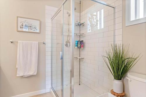 83-680 Old Meadows Road, Kelowna, BC - Indoor Photo Showing Bathroom