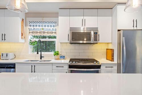 83-680 Old Meadows Road, Kelowna, BC - Indoor Photo Showing Kitchen With Double Sink With Upgraded Kitchen