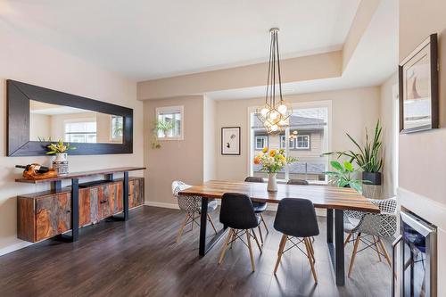 83-680 Old Meadows Road, Kelowna, BC - Indoor Photo Showing Dining Room