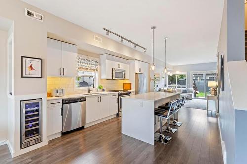 83-680 Old Meadows Road, Kelowna, BC - Indoor Photo Showing Kitchen With Upgraded Kitchen