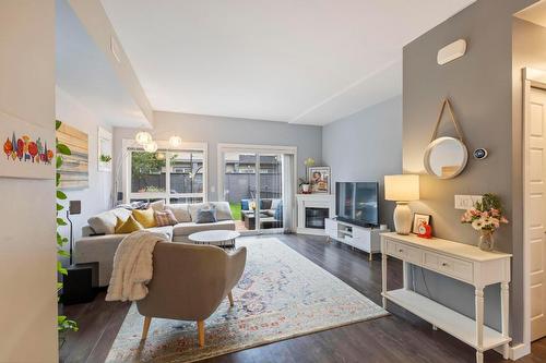 83-680 Old Meadows Road, Kelowna, BC - Indoor Photo Showing Living Room