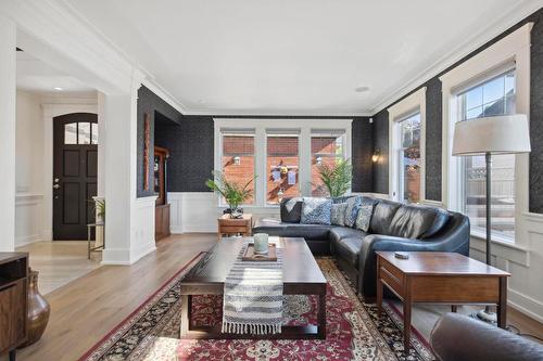 376 Quilchena Drive, Kelowna, BC - Indoor Photo Showing Living Room