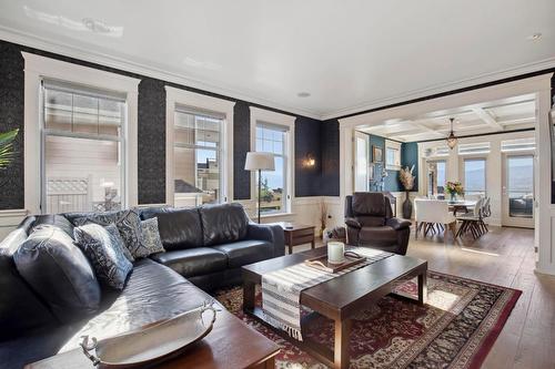 376 Quilchena Drive, Kelowna, BC - Indoor Photo Showing Living Room