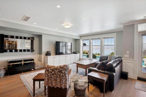 376 Quilchena Drive, Kelowna, BC - Indoor Photo Showing Living Room