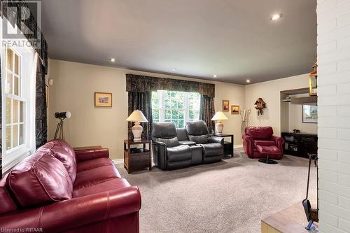 15 Chesham Place, Woodstock, ON - Indoor Photo Showing Living Room