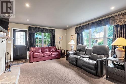 15 Chesham Place, Woodstock, ON - Indoor Photo Showing Living Room