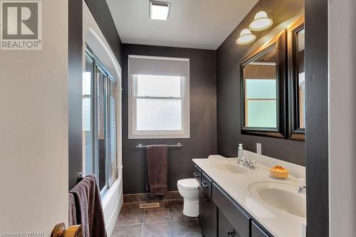 15 Chesham Place, Woodstock, ON - Indoor Photo Showing Bathroom