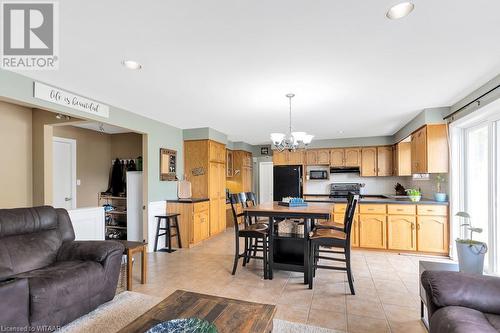 6 Lisas Drive, Sweaburg, ON - Indoor Photo Showing Living Room