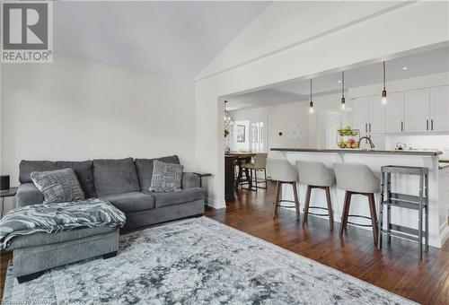 201 Jones Road, Stoney Creek, ON - Indoor Photo Showing Living Room