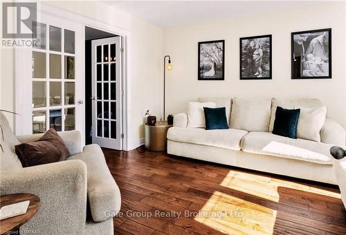 201 Jones Road, Hamilton (Fruitland), ON - Indoor Photo Showing Living Room