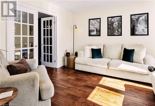 201 Jones Road, Stoney Creek, ON - Indoor Photo Showing Living Room