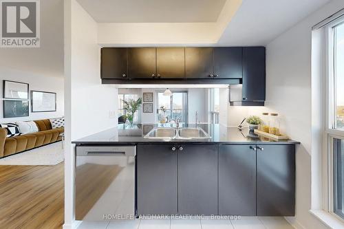 1017 - 185 Oneida Crescent, Richmond Hill, ON - Indoor Photo Showing Kitchen With Double Sink