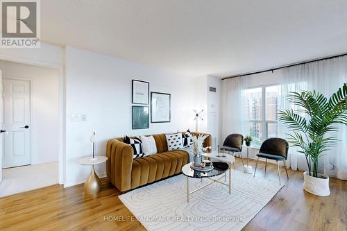 1017 - 185 Oneida Crescent, Richmond Hill, ON - Indoor Photo Showing Living Room