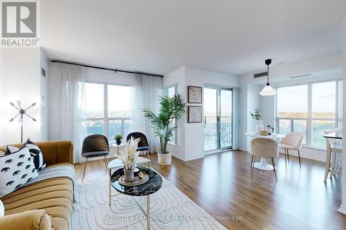 1017 - 185 Oneida Crescent, Richmond Hill, ON - Indoor Photo Showing Living Room